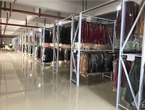 轟動全城 鳳城 百利家購物廣場二樓 雙面羊絨大衣廠家展銷,全場1折 全場1折 11月18日震撼來襲 盛大開業